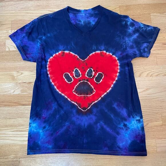 handmade tie dyed unisex tshirt paw print in a heart L - Picture 2 of 7